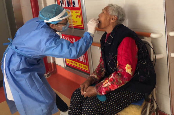 ​共守一方净土——钢山社区卫生服务站来我院为老人做核酸检测