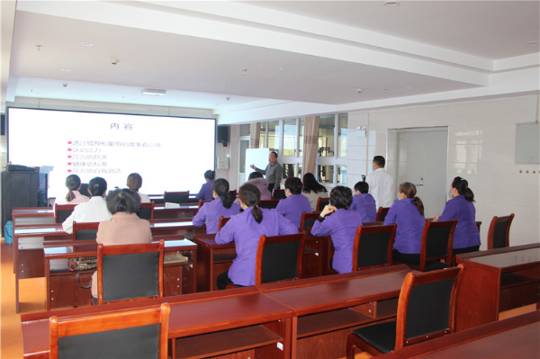 兖矿新里程总医院精神科副主任医师赵洪伟来我院开展心理疏导活动